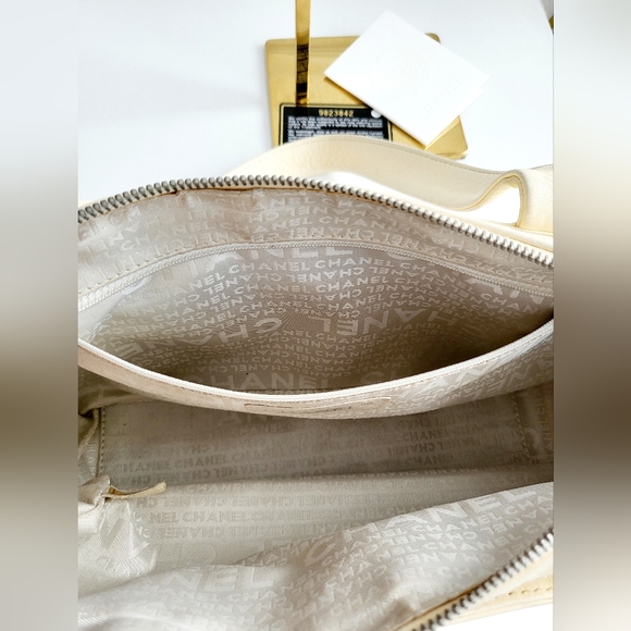 Chanel Cream Knit Canvas & Leather Shoulder Bag - Picture 8 of 12